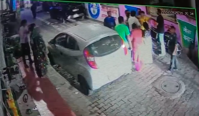 गाजियाबाद में आपसी विवाद के दौरान मां-बेटी पर पड़ोसी के परिवार सहित हमला, पुलिस पर कार्रवाई न करने का आरोप
