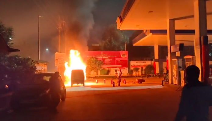 गाजियाबाद के टीला शहबाजपुर गांव के पास पेट्रोल पंप पर गाड़ी में लगी भयानक आग, अफरा-तफरी