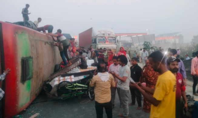 कुशीनगर में तेज रफ्तार बस पलटी, जयपुर से बिहार जा रहे 22 यात्री घायल