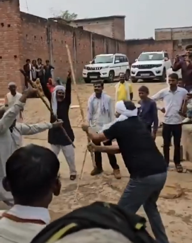 हमीरपुर में MLA मनोज प्रजापति ने निभाई बुंदेलखंड की परंपरा | लाठी लेकर खेली दिवारी!