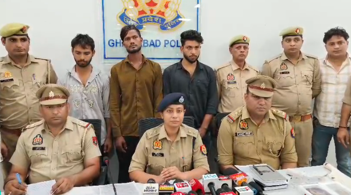 गाजियाबाद में थाना मसूरी पुलिस ने चोरी और अवैध हथियार के साथ तीन आरोपियों को गिरफ्तार किया