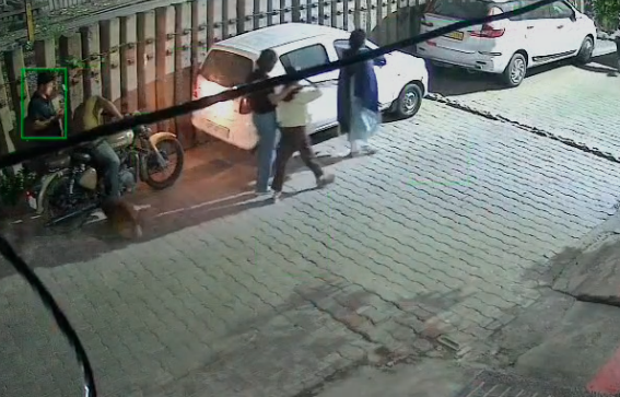 गाजियाबाद में बंदरों का आतंक, बाइक सवार युवक पर अचानक हमला; CCTV फुटेज वायरल