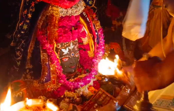 उज्जैन में भस्म आरती के दौरान निराकार से साकार हुए बाबा महाकाल, त्रिनेत्र स्वरूप के दर्शन को उमड़ा जनसैलाब