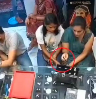 दिल्ली में ज्वेलरी शॉप पर चोरी, शातिर महिला ने नकली अंगूठी से बदली असली सोने की रिंग; CCTV में कैद हुई वारदात