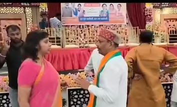 मऊ में बीजेपी महिला मोर्चा कार्यक्रम में मंच पर भिड़े वर्तमान और पूर्व जिलाध्यक्ष, गुटबाजी आई सामने