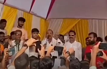 बिहार में चुनावी जनसभा के दौरान मंच से धड़ाम से गिरे 'बाहुबली' अनंत सिंह, वीडियो वायरल