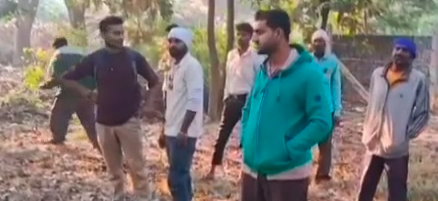 शामली में आम के बाग में पेड़ से लटका मिला अज्ञात व्यक्ति का शव, पुलिस जांच में जुटी