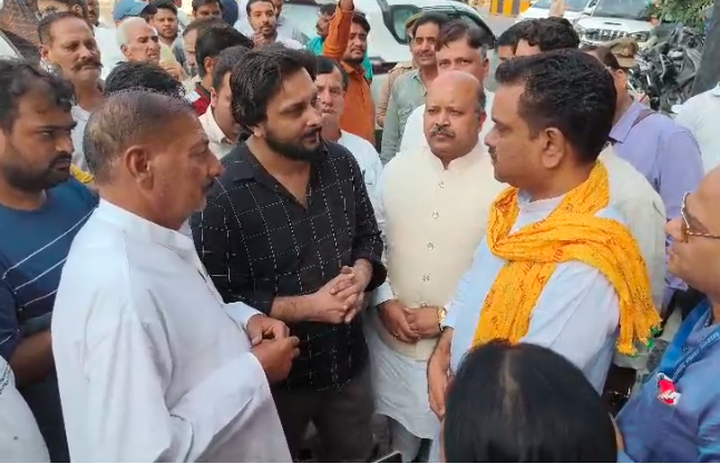 ग़ाज़ियाबाद इंदिरापुरम शक्ति खंड-2 में आग के पीड़ितों ने मंत्री असीम अरुण से की मुलाकात