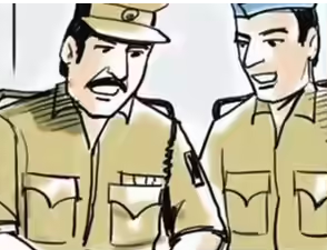 मुजफ्फरनगर में वारंटी को पकड़ने गई पुलिस टीम के साथ अभद्रता, दरोगा की वर्दी फाड़ी; बाप-बेटी हिरासत में