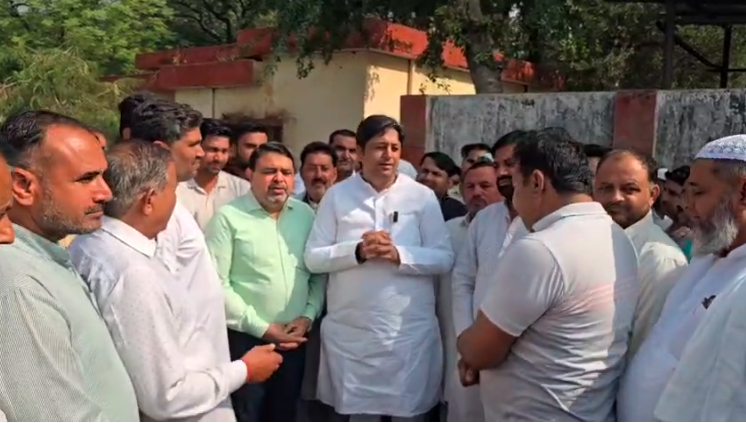 मुजफ्फरनगर में मोरना शुगर मिल विस्तार को लेकर किसानों ने चंदन चौहान की गाड़ी रोकी, किया जोरदार प्रदर्शन