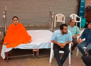 मेरठ में व्यापारी परिवार के साथ धरने पर, सड़क पर बना रहे है खाना, 90 और दुकानों पर होगी ध्वस्तीकरण की कार्रवाई