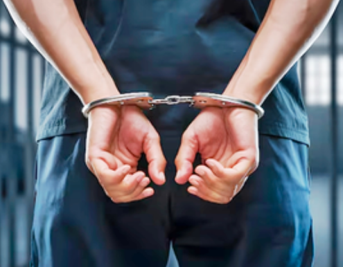 दिल्ली एसिड अटैक केस में नया मोड़: मुख्य आरोपी बरी, पीड़िता के पिता गिरफ्तार