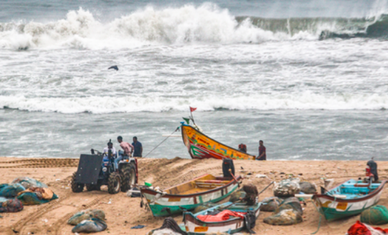 चक्रवात ‘मोंथा’ आंध्र तट से टकराया, तेज हवाओं और भारी बारिश से तबाही
