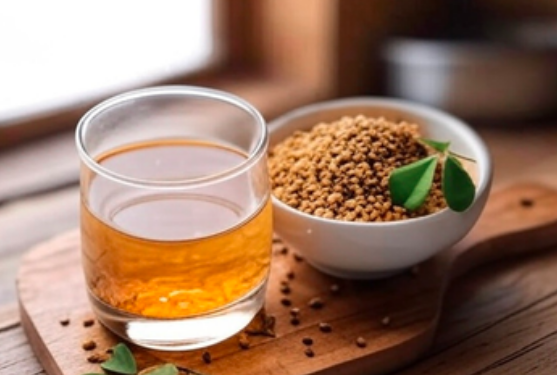 मेथी का पानी: आयुर्वेद का अमृत जो पाचन, डायबिटीज़, हार्मोन और दिल की सेहत सुधारता है