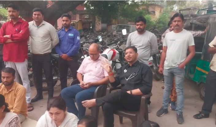 राकेश टिकैत के दामाद के यहाँ चोरी का खुलासा न होने पर भड़के डॉक्टर, ओपीडी बंद कर कोतवाली में धरना प्रदर्शन