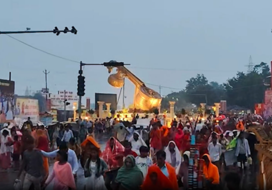 अयोध्या में 14 कोसी परिक्रमा में उमड़ी भारी भीड़, बारिश के बावजूद श्रद्धालुओं का उत्साह बरकरार