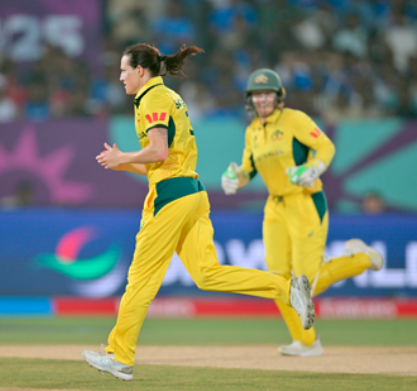 महिला विश्व कप 2025: मेगन शट्ट के पास इतिहास रचने का मौका, भारत से सेमीफाइनल में भिड़ेगी ऑस्ट्रेलिया