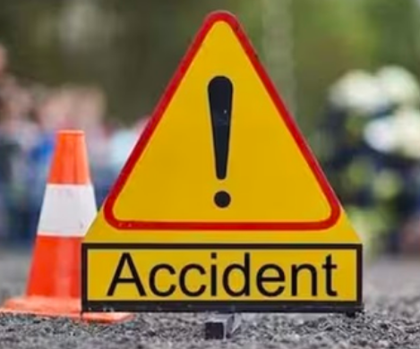 दिल्ली में कार की टक्कर से स्कूटी सवार दो युवक गंभीर रूप से घायल, आरोपी चालक फरार