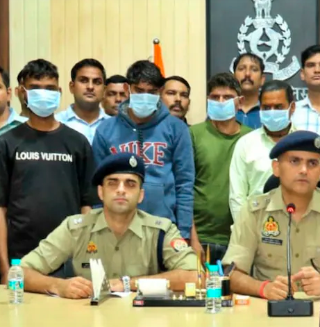 अलीगढ़ में मुस्लिम विरोधी फसाने की साजिश का खुलासा, मंदिरों पर “आई लव मोहम्मद” हिंदू युवकों ने लिखा