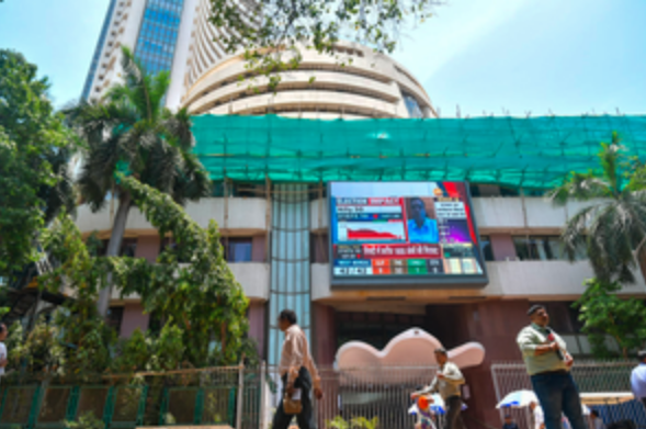 शेयर बाजार आज: सेंसेक्स और निफ्टी सपाट खुले, ऑटो-आईटी में खरीदारी तो मेटल और फाइनेंशियल शेयरों में गिरावट