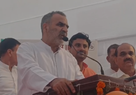 मुजफ्फरनगर में संजीव बालियान ने सरकार के अधिकारियों पर लगाया भ्रष्टाचार का आरोप | वायरल वीडियो