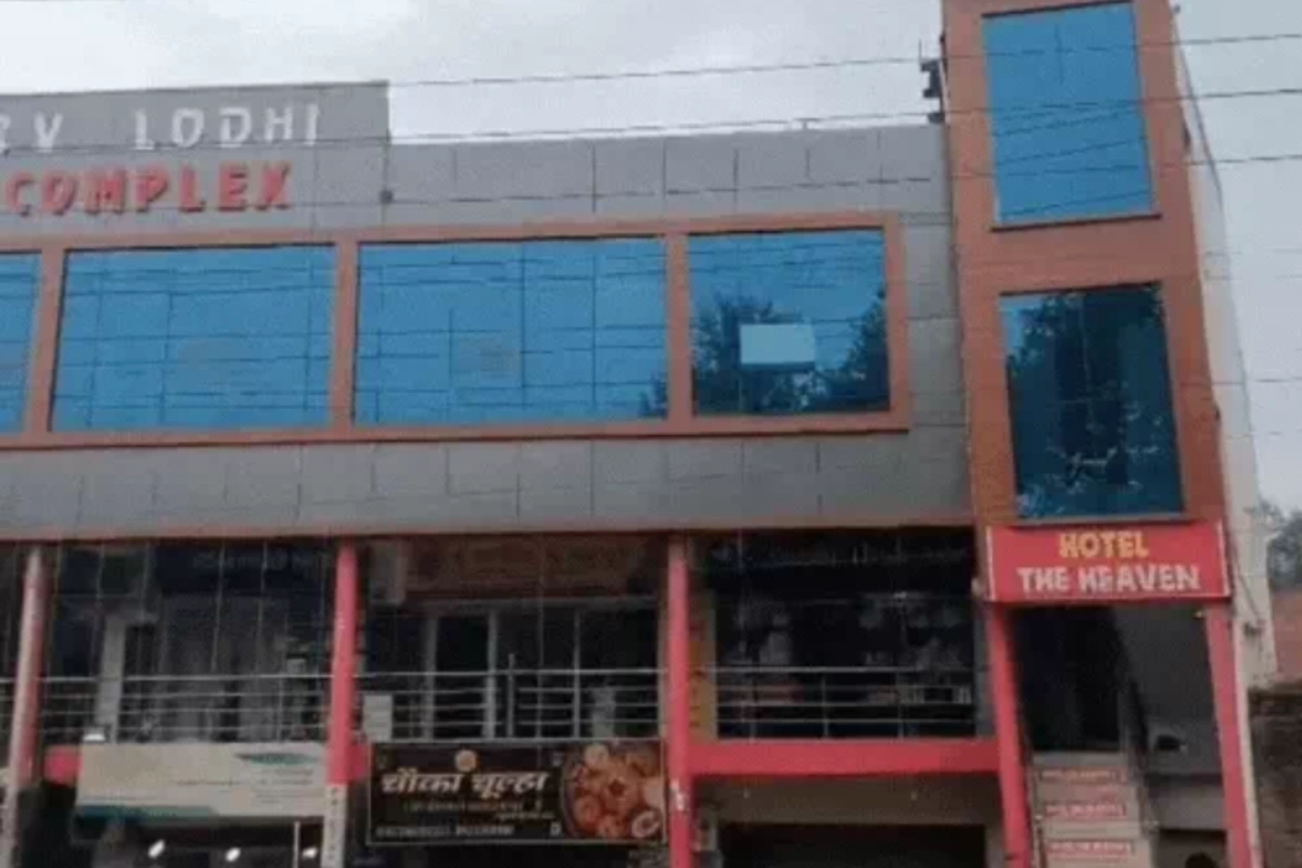 होटल में पुलिस के छापे पर न्यूड लड़की भागी, गिरने से गंभीर घायल, बॉयफ्रेंड और होटल स्टाफ मौके से फरार