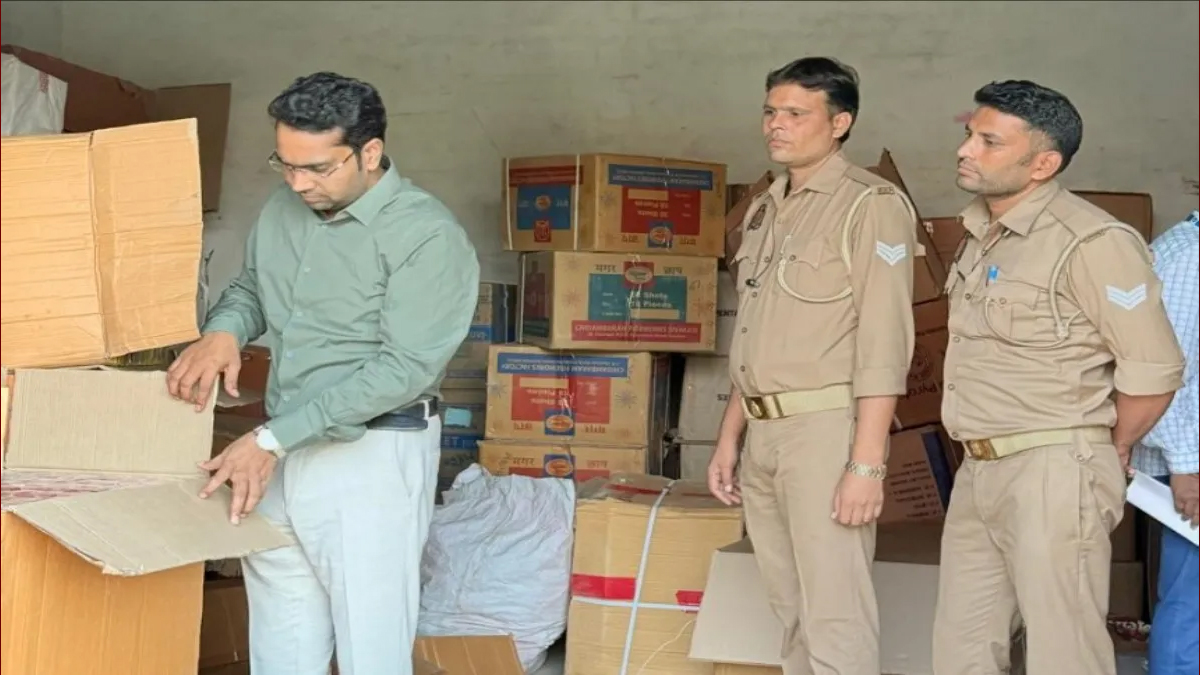 मुरादाबाद मंडल में एसआइबी की बड़ी कार्रवाई! तीन पटाखा फैक्ट्रियों पर एक साथ छापा, तीन करोड़ की टैक्स चोरी का खुलासा