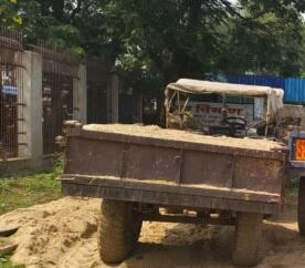 सहारनपुर में अवैध खनिज लदे 5 ट्रक जब्त, 8 गिरफ्तार
