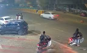 मेरठ में तेज रफ्तार कार ने स्विगी डिलीवरी बॉय को मारी टक्कर, हादसे में युवक घायल