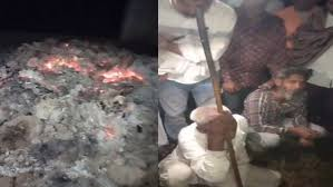 मेरठ में श्मशान घाट पर तांत्रिक क्रिया करते दो युवक पकड़े, खोपड़ी निकालकर बना रहे थे चावल – गांव में हंगामा