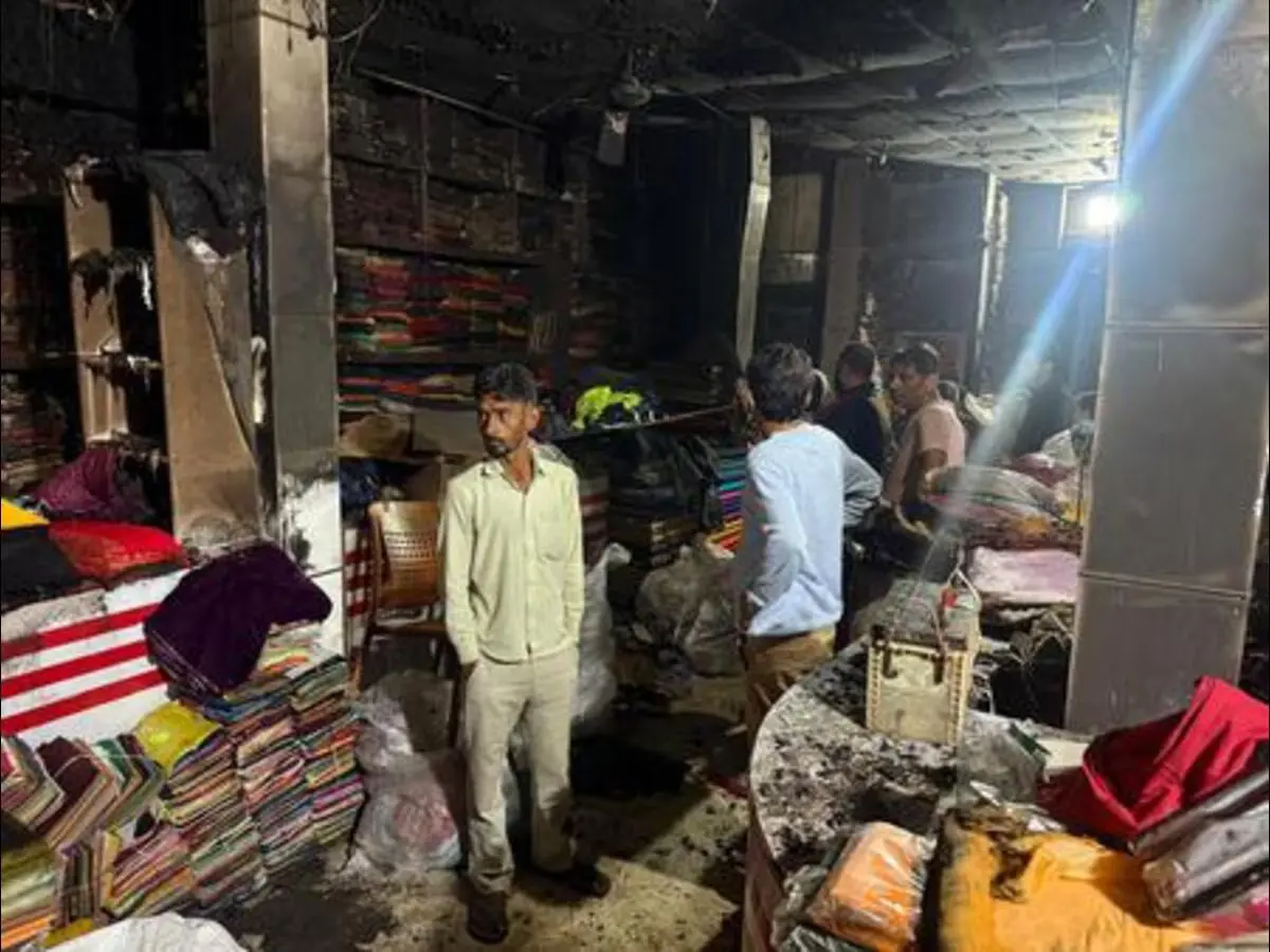 मुजफ्फरनगर में कपड़े के शोरूम में आग, शॉर्ट सर्किट से लाखों का नुकसान, 50 लाख से अधिक की क्षति