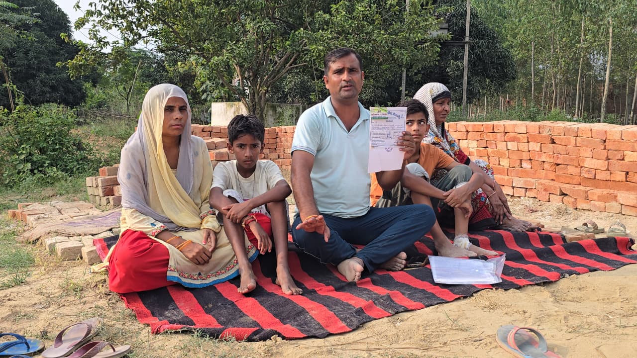 मुज़फ्फरनगर में भाजपा महिला मोर्चा अध्यक्ष ज़मीन विवाद में धरने पर बैठीं, देखें पूरा मामला 