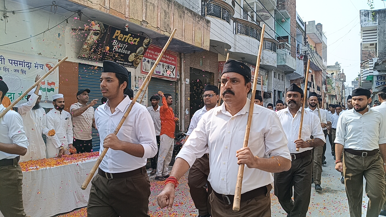मुजफ्फरनगर में आरएसएस के 100वें पथ संचलन पर मुस्लिमों ने की पुष्प वर्षा, भाईचारे का दिया संदेश 