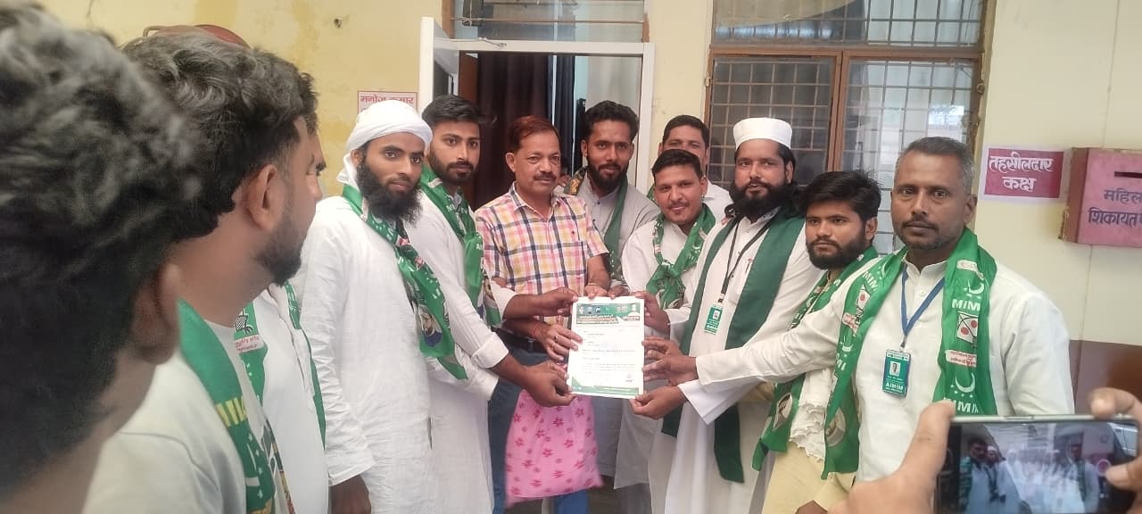 शामली कलेक्ट्रेट में AIMIM का प्रदर्शन; पार्टी पदाधिकारियों का दावा- 'यूपी में न्याय का दूसरा नाम लाठी और बुलडोजर बन गया है'