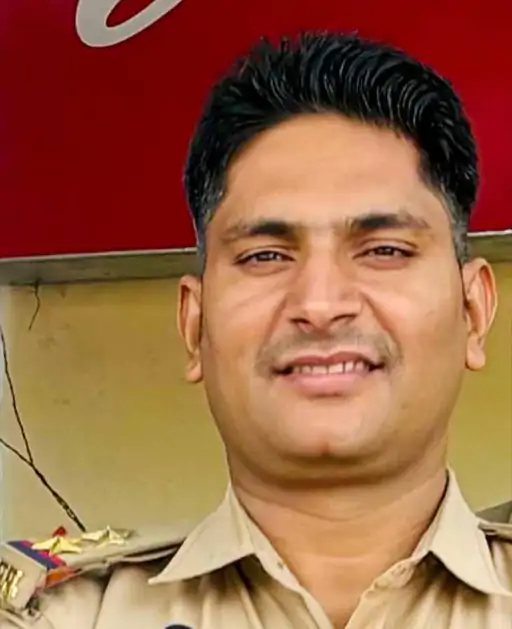 मुजफ्फरनगर के दरोगा की अलीगढ़ हादसे में दर्दनाक मौत, टाटा मैजिक ने कुचला, परिवार में मचा कोहराम