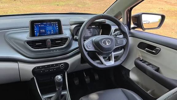 Tata Altroz पर अब बड़ा डिस्काउंट – जीएसटी कट के साथ प्रीमियम फीचर्स और कम कीमत का शानदार मौका