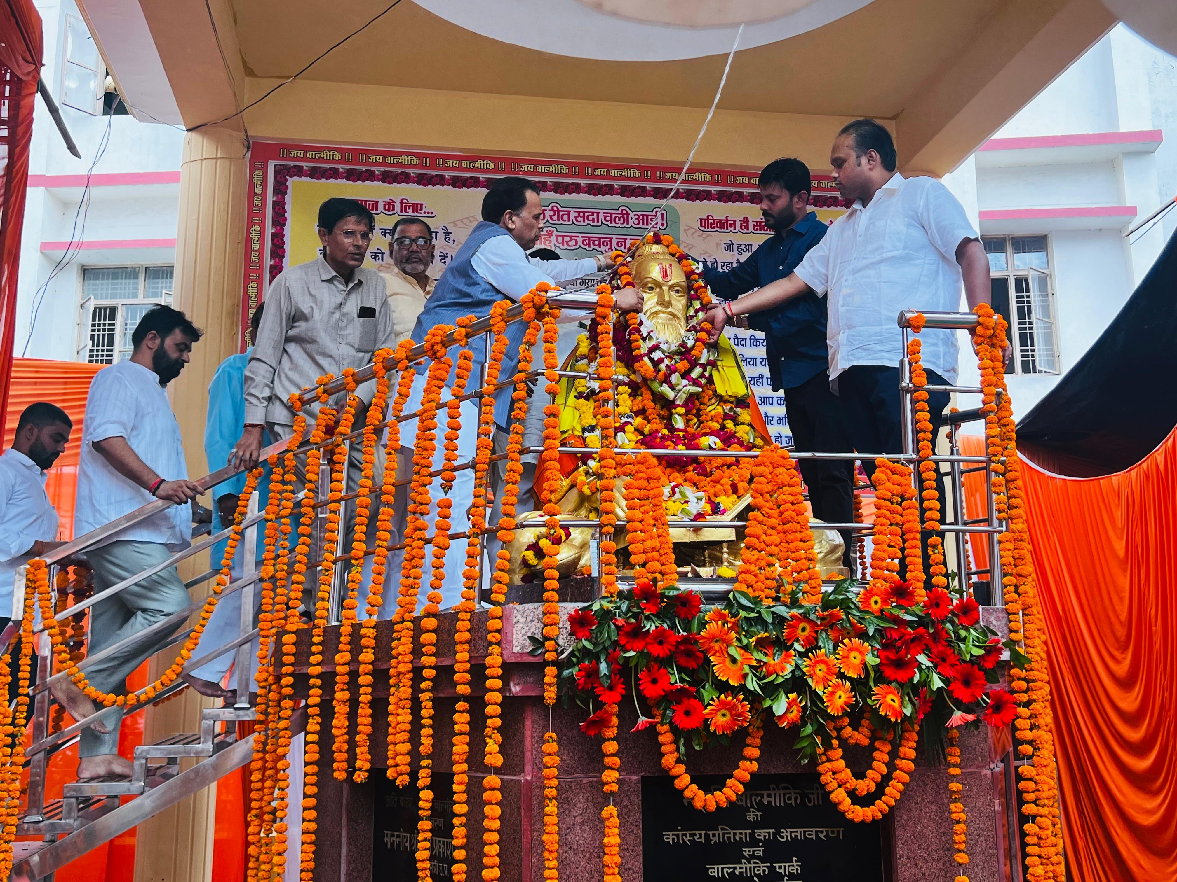 लखनऊ: महर्षि वाल्मीकि जयंती पर मंत्री नरेंद्र कश्यप ने दी श्रद्धांजलि, 'उनके आदर्श आज भी समाज के पथप्रदर्शक'