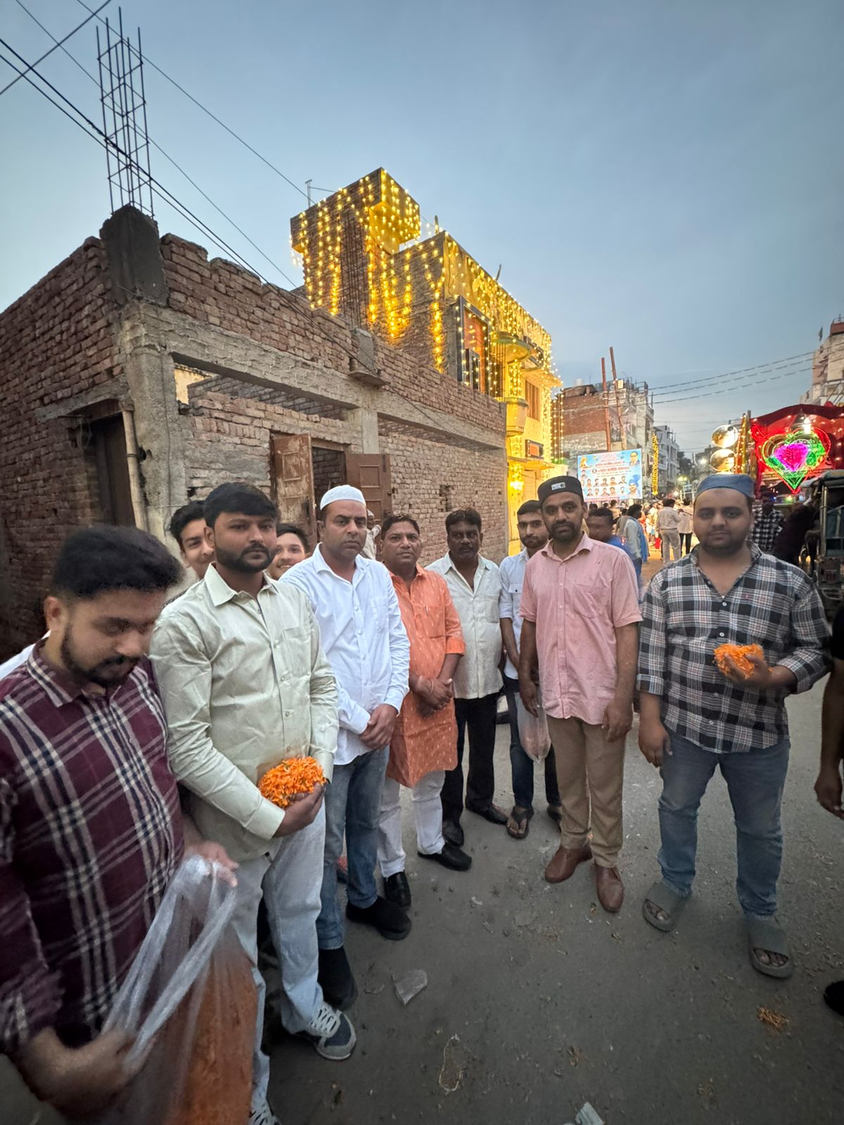 मुज़फ्फरनगर में वाल्मीकि शोभायात्रा का मुस्लिम समाज ने फूल बरसाकर किया स्वागत, दिखी गंगा-जमुनी तहजीब
