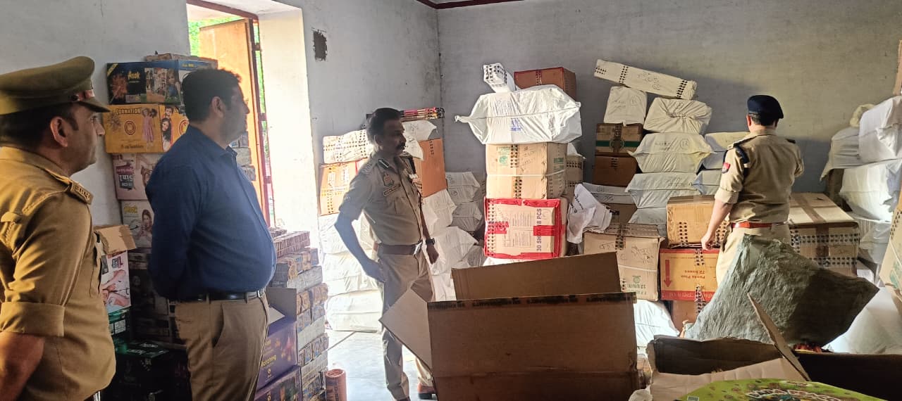 दीपावली से पहले गाजियाबाद पुलिस की बड़ी कार्रवाई: अवैध पटाखों का 6.25 करोड़ का भंडार ज़ब्त,तीन लोग हिरासत में