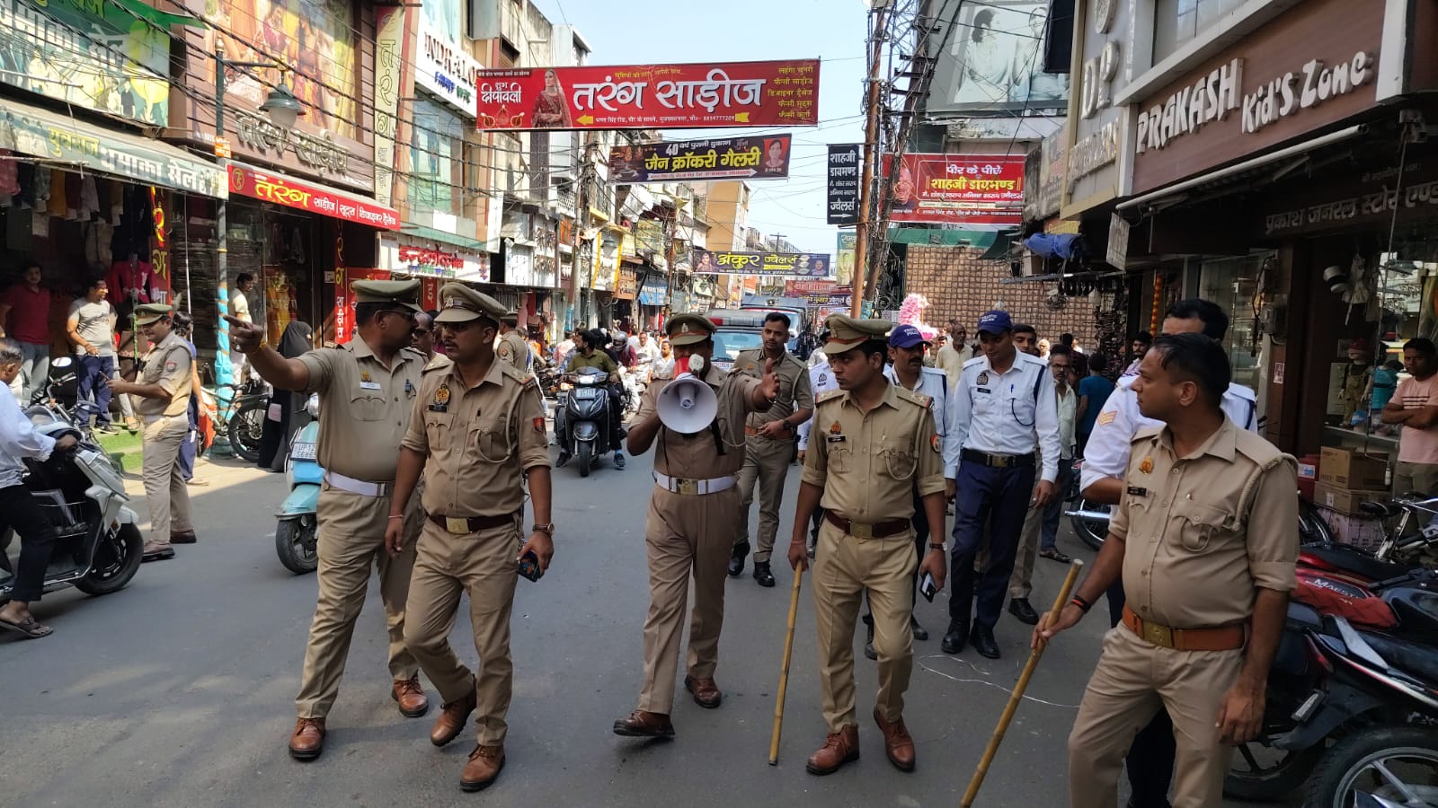 दीपावली से पहले मुजफ्फरनगर में अतिक्रमण पर पुलिस का एक्शन,व्यापारियों ने बंद की दुकानें,SP ट्रैफिक ने खुद संभाला मोर्चा