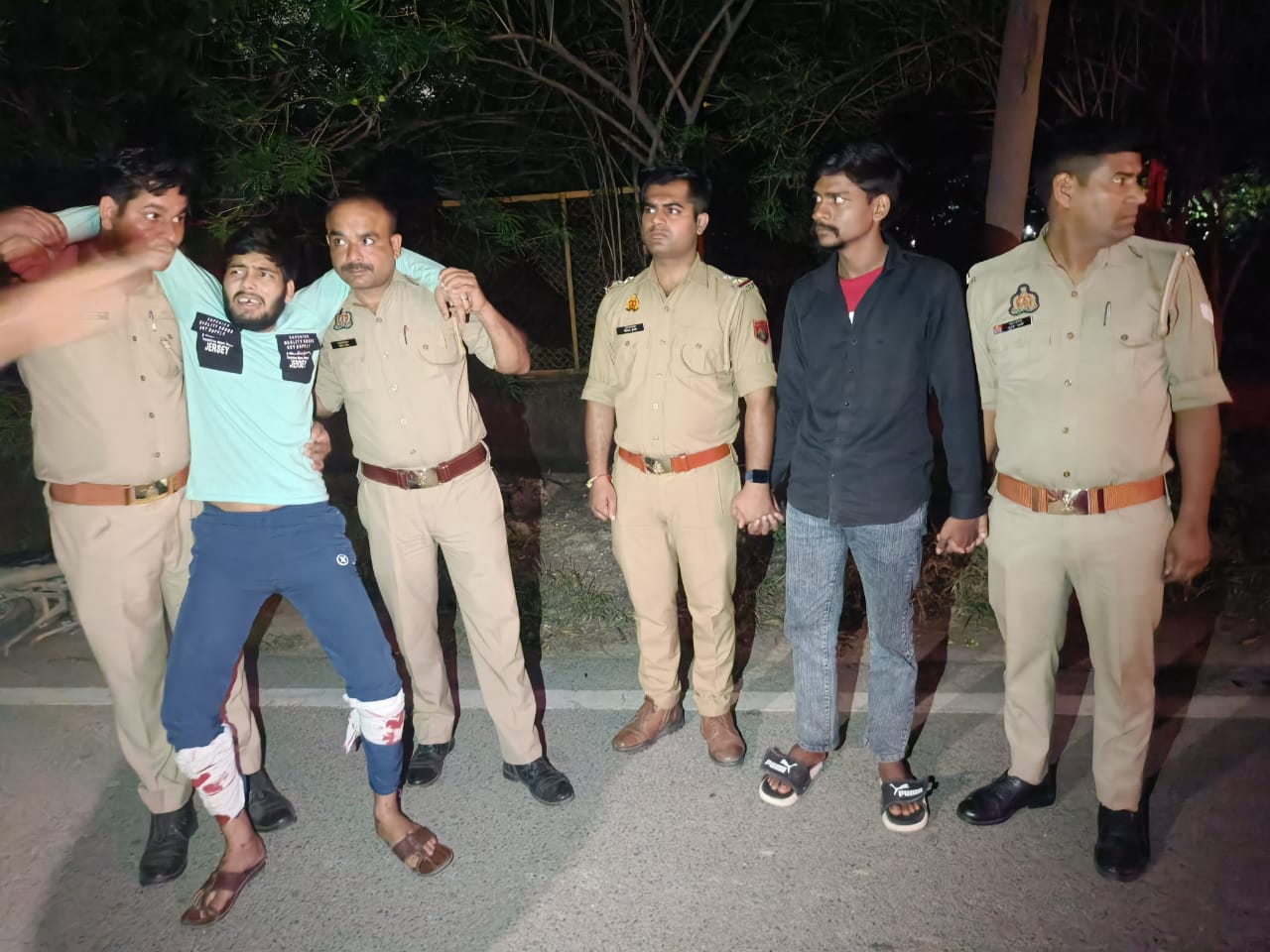 गाजियाबाद पुलिस मुठभेड़ में दो स्नैचर गिरफ्तार, एक को लगी गोली | मोबाइल-चेन लूट कर बेचते थे दिल्ली में