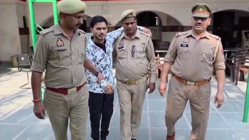 मुज़फ्फरनगर में CM योगी की फोटो से की छेड़छाड़, पुलिस ने दिखाई सख्ती! देखिए कैसे माफी मांगता नजर आया आरोपी युवक