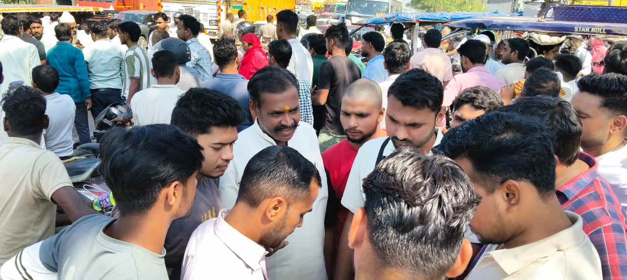 मुजफ्फरनगर 'डेथ पॉइंट': बिलासपुर कट पर ट्रक ने बाइक सवार मजदूर को कुचला, हुई दर्दनाक मौत; राहगीर के वीडियो से पकड़ा गया आरोपी चालक