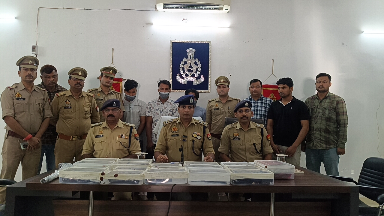 मुजफ्फरनगर में अवैध हथियार तस्कर गैंग का भंडाफोड़: 10 हजार का इनामी सहित तीन गिरफ्तार, भारी मात्रा में हथियार बरामद