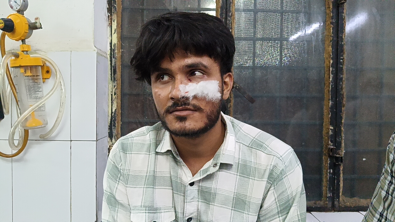मुजफ्फरनगर: कचहरी परिसर में दहेज विवाद को लेकर युवती के परिवार पर हमला, मारपीट का वीडियो वायरल