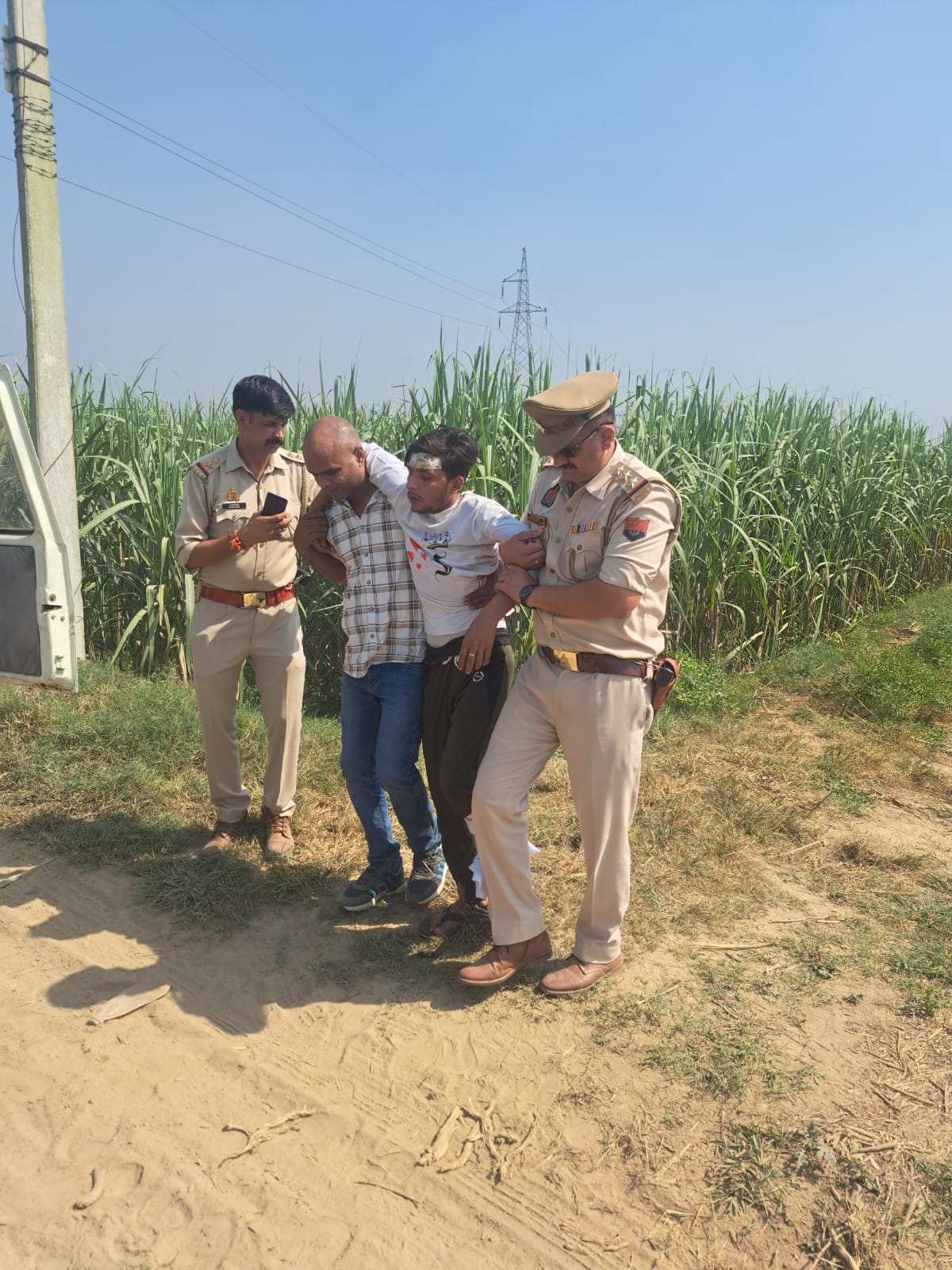 शामली में मोबाइल लूट के दो आरोपी मुठभेड़ में घायल, अवैध हथियार और फोन बरामद