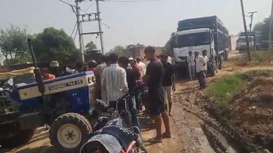 शामली में रेत खनन ओवरलोड वाहनों के विरोध में ग्रामीणों का प्रदर्शन, प्रशासन पर लगाए गंभीर आरोप