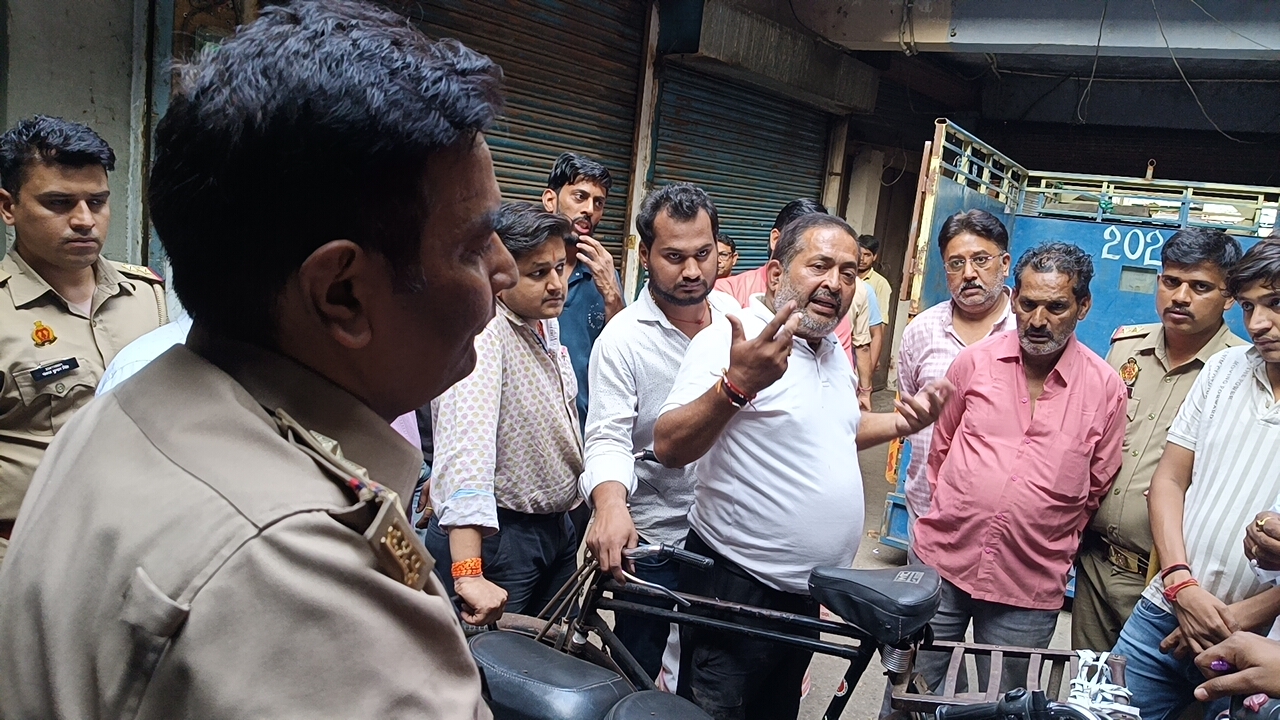 मुजफ्फरनगर में BJP नेता के अवैध पटाखों को लेकर हंगामा, व्यापारियों ने बंद की दुकानें, पुलिस के बैग में पकड़े चोरी किए पटाखे !