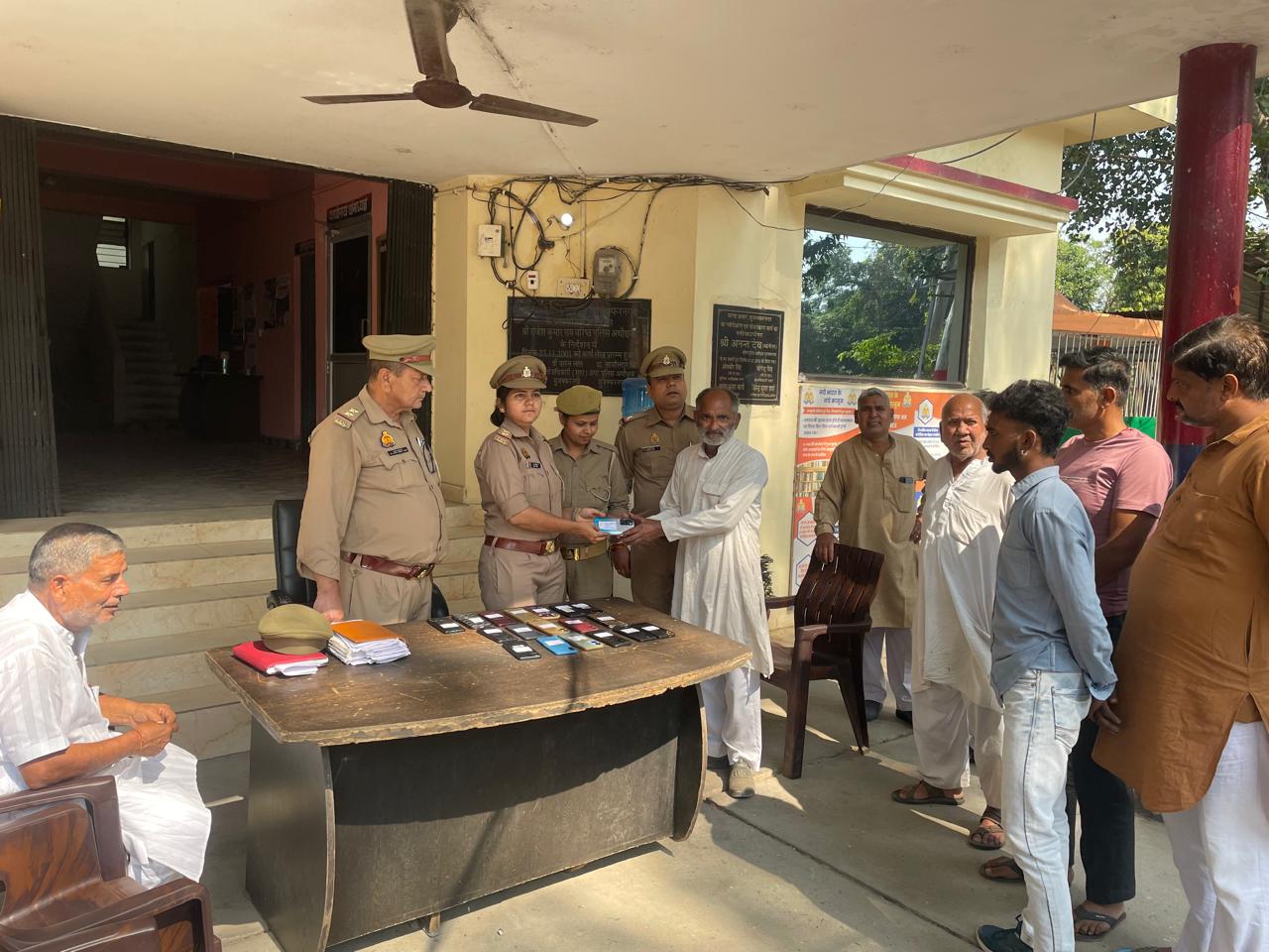 मुजफ्फरनगर पुलिस का सराहनीय कार्य: छपार पुलिस ने बरामद किए 20 गुमशुदा स्मार्टफोन, खुश हुए मोबाइल स्वामी