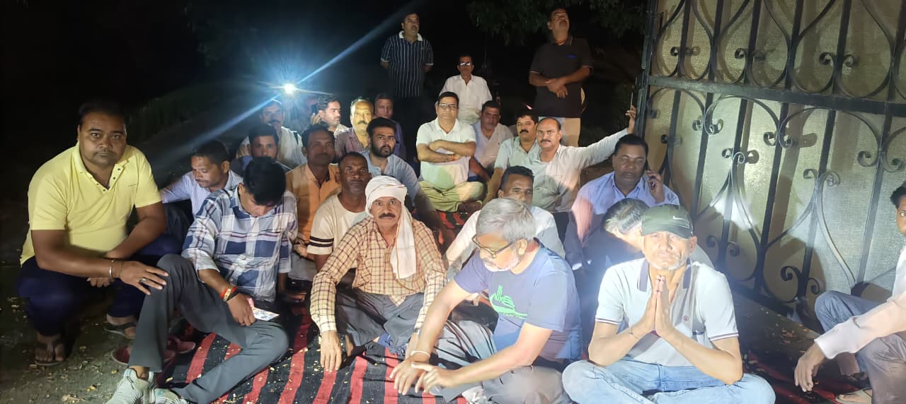 मुजफ्फरनगर: मंसूरपुर डिस्टलरी मालिक की कोठी पर कर्मचारियों का धरना: डेढ़ साल से नहीं मिला वेतन
